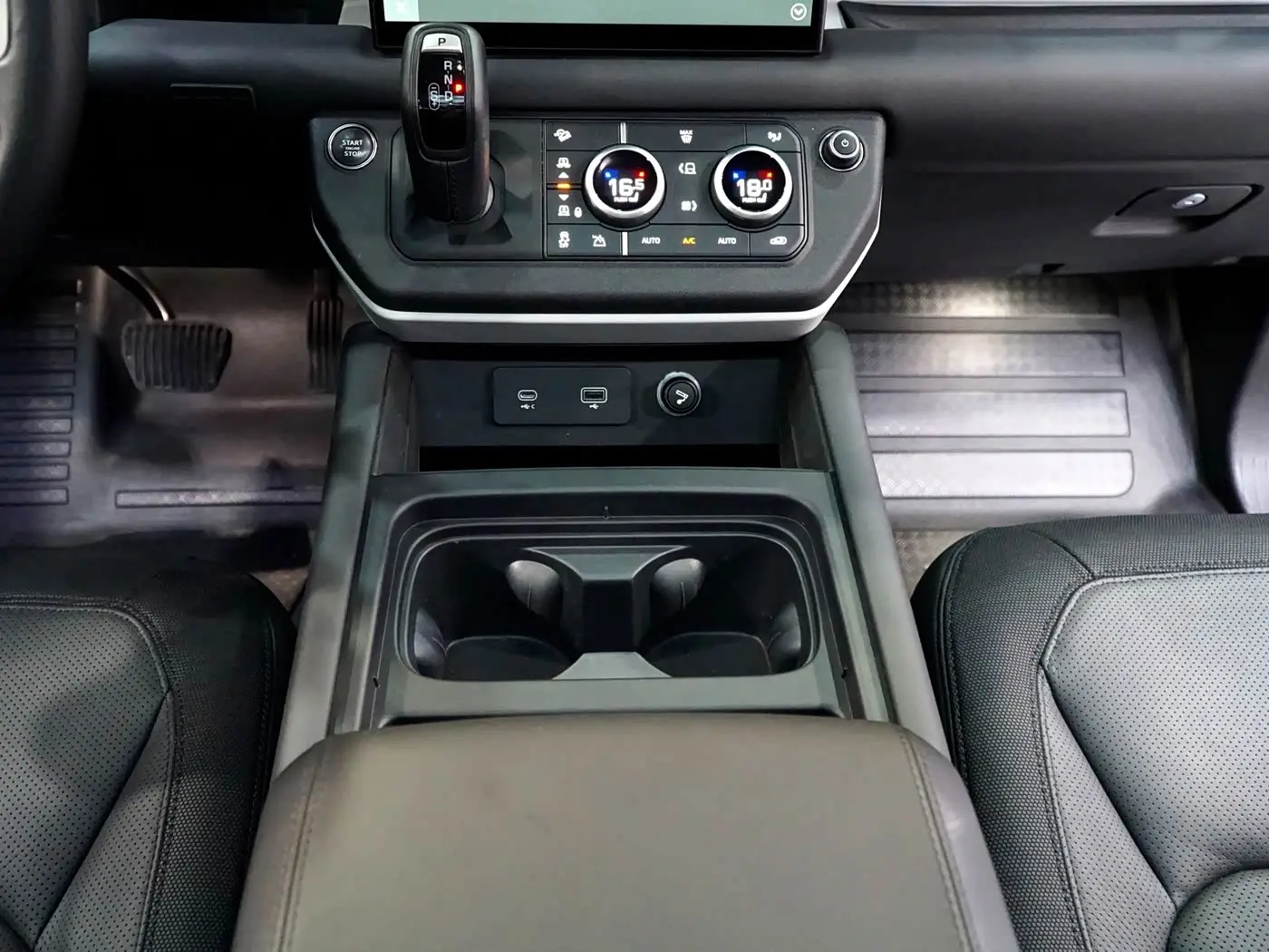Land Rover Defender 2023 — Photo 15/20