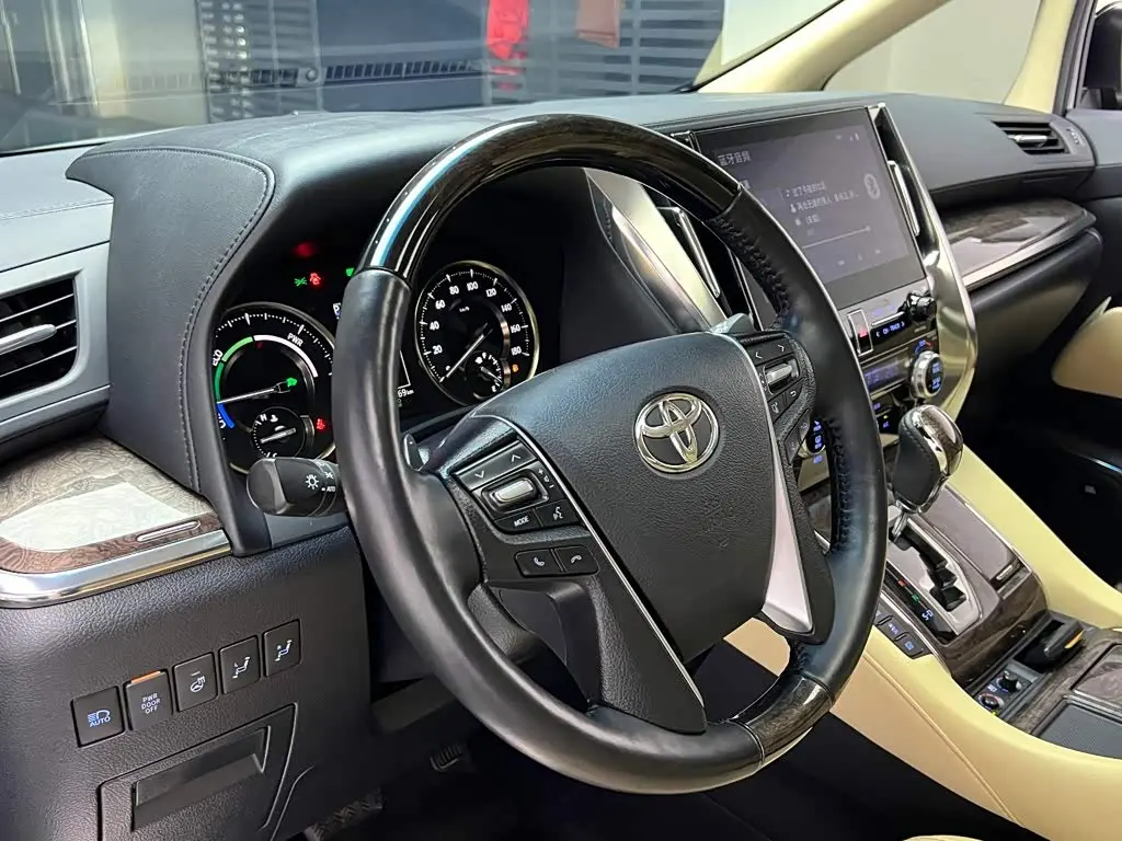 Toyota Vellfire 2023 — Photo 8/20