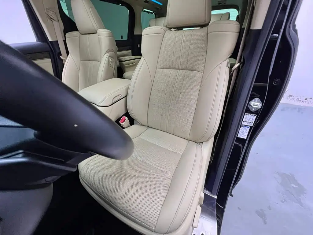 Toyota Vellfire 2023 — Photo 4/20