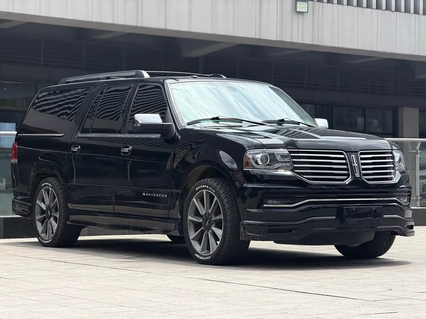 Lincoln Navigator 2017 — ფოტო 3/16