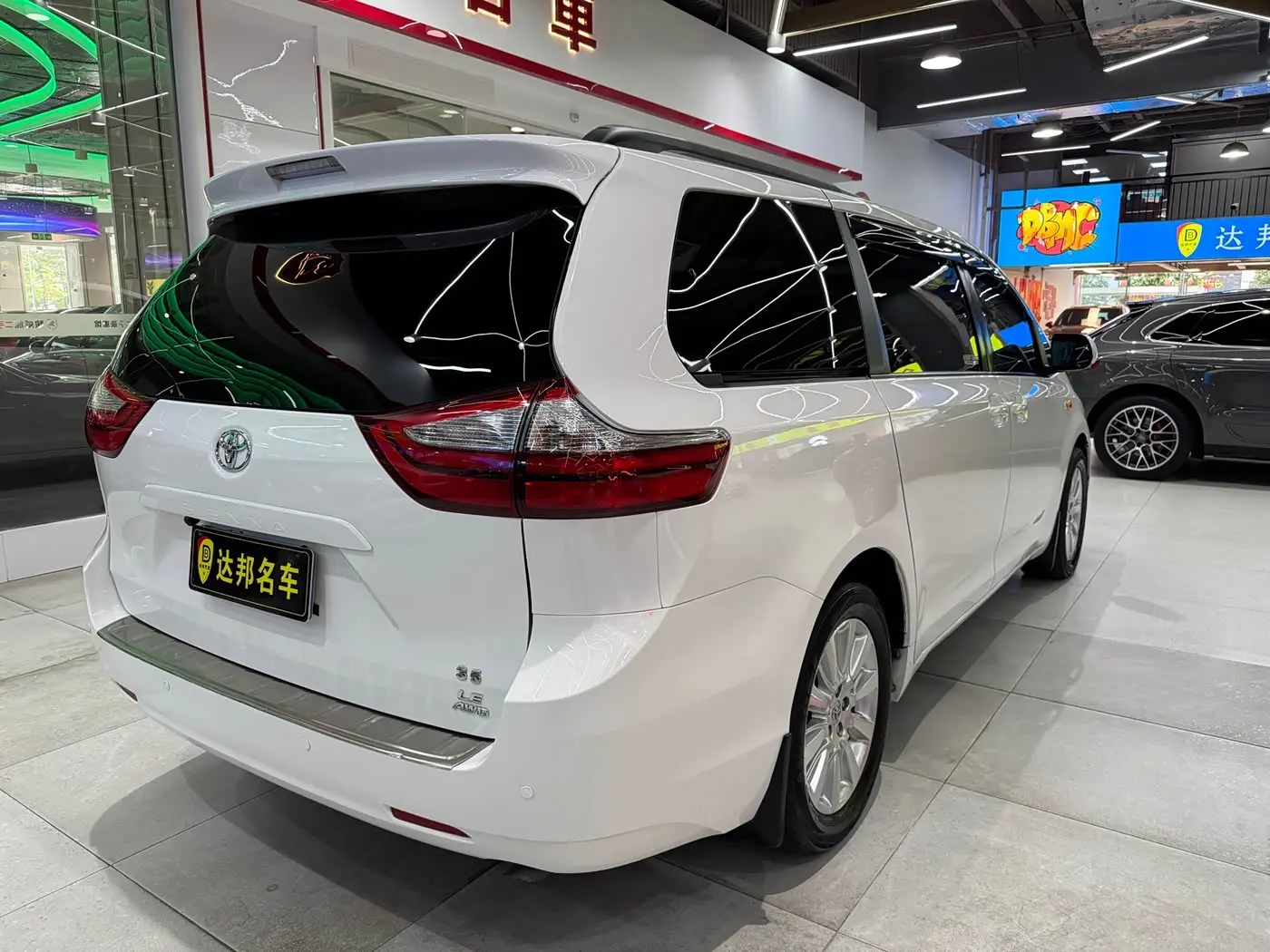 Toyota Sienna 2016 — Photo 17/18