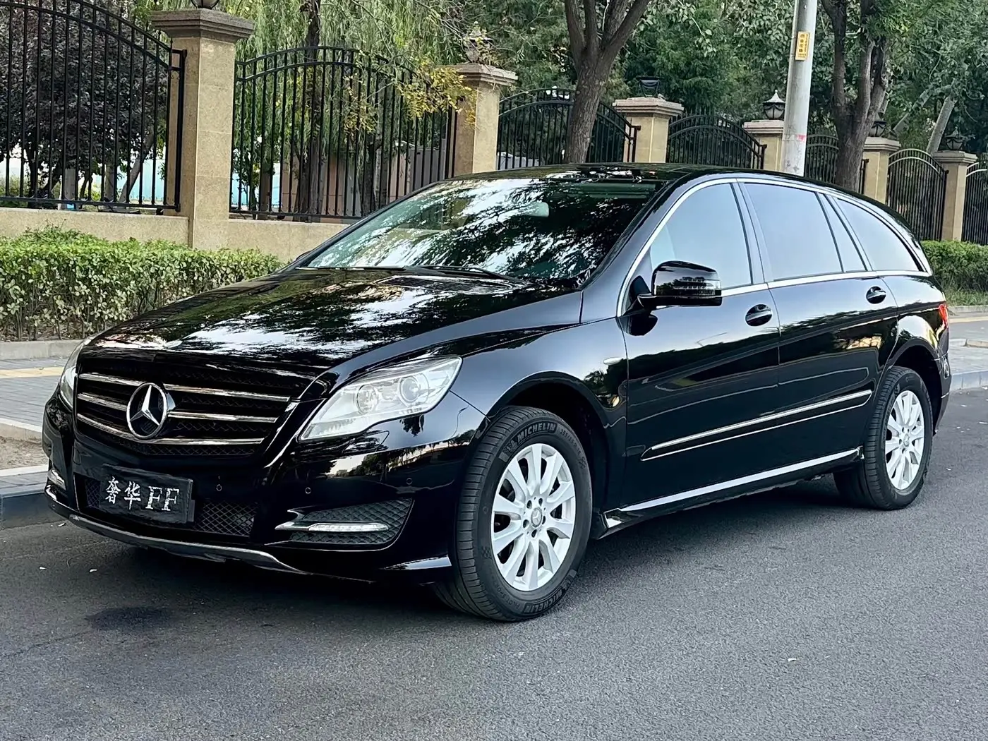 Mercedes-Benz R-Class 2017 — Photo 1/15