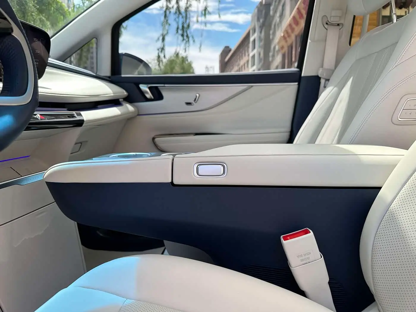 Buick GL8 New Energy 2025 — Photo 15/20