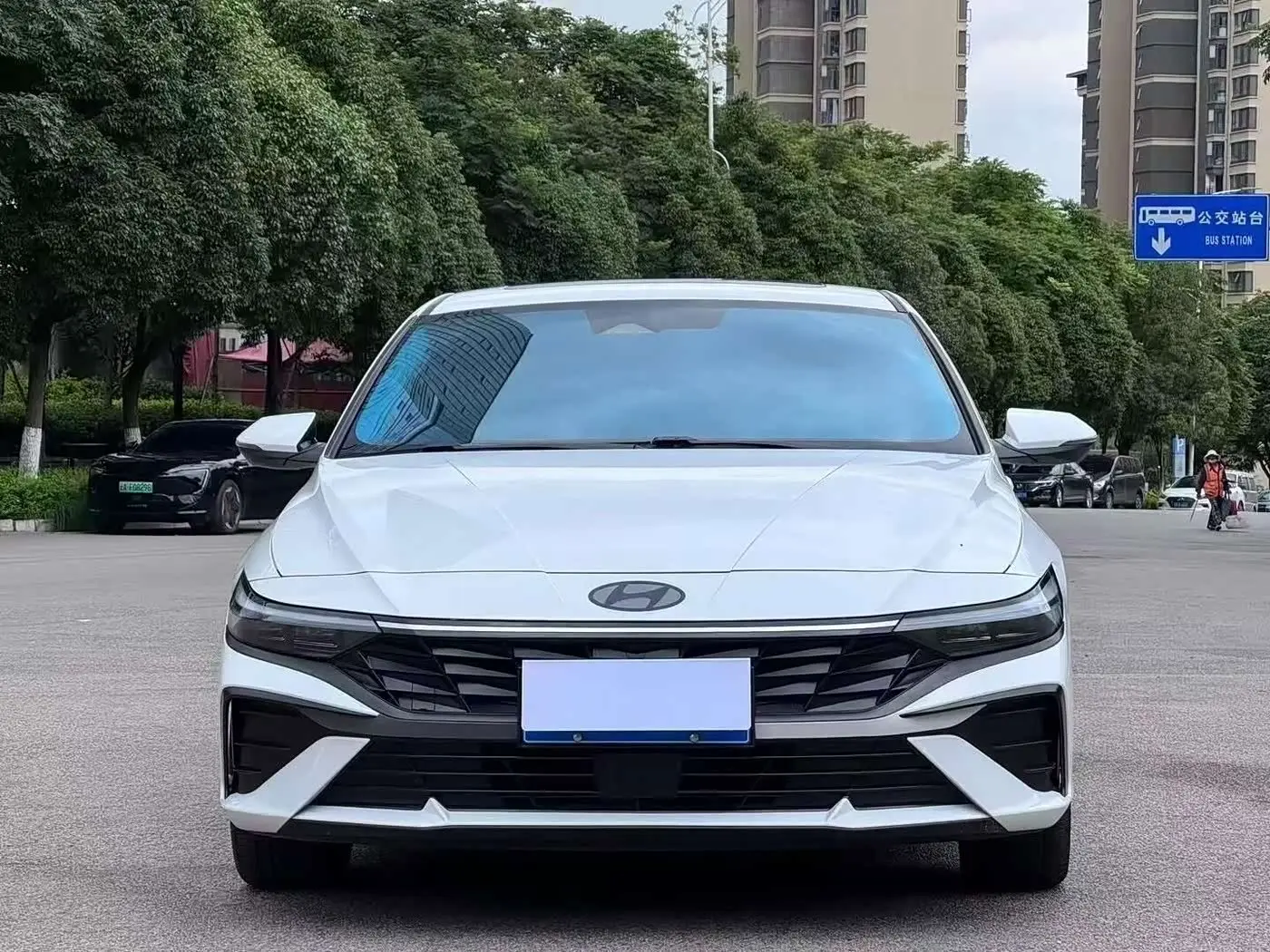 Hyundai Elantra 2024 — Фото 1/9