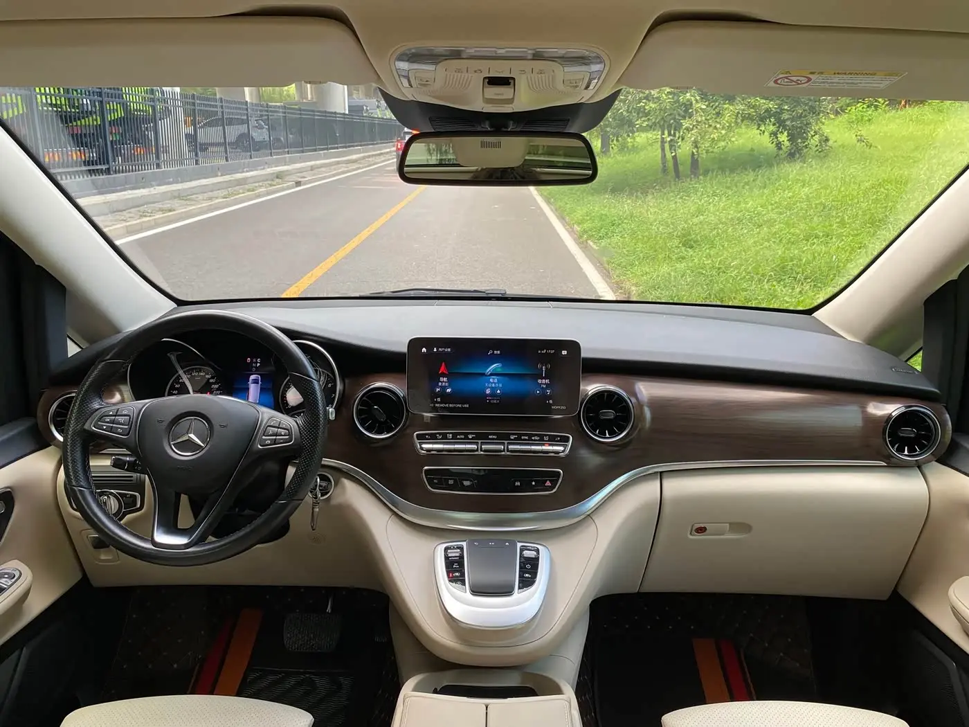 Mercedes-Benz V-Class 2023 — Photo 17/20