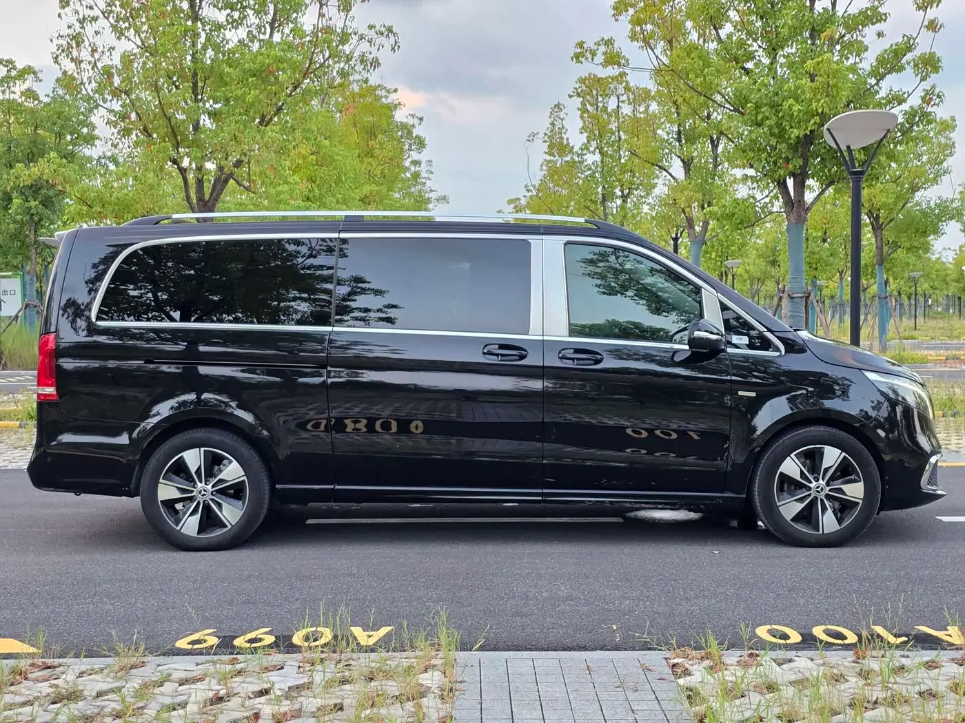 Mercedes-Benz V-Class 2023 — Photo 8/20
