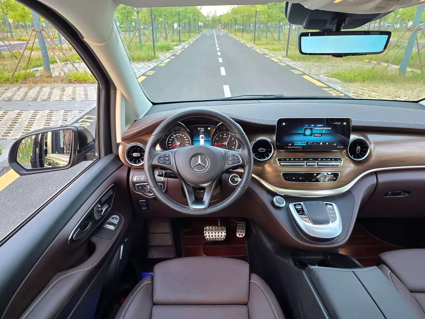 Mercedes-Benz V-Class 2023 — Photo 20/20