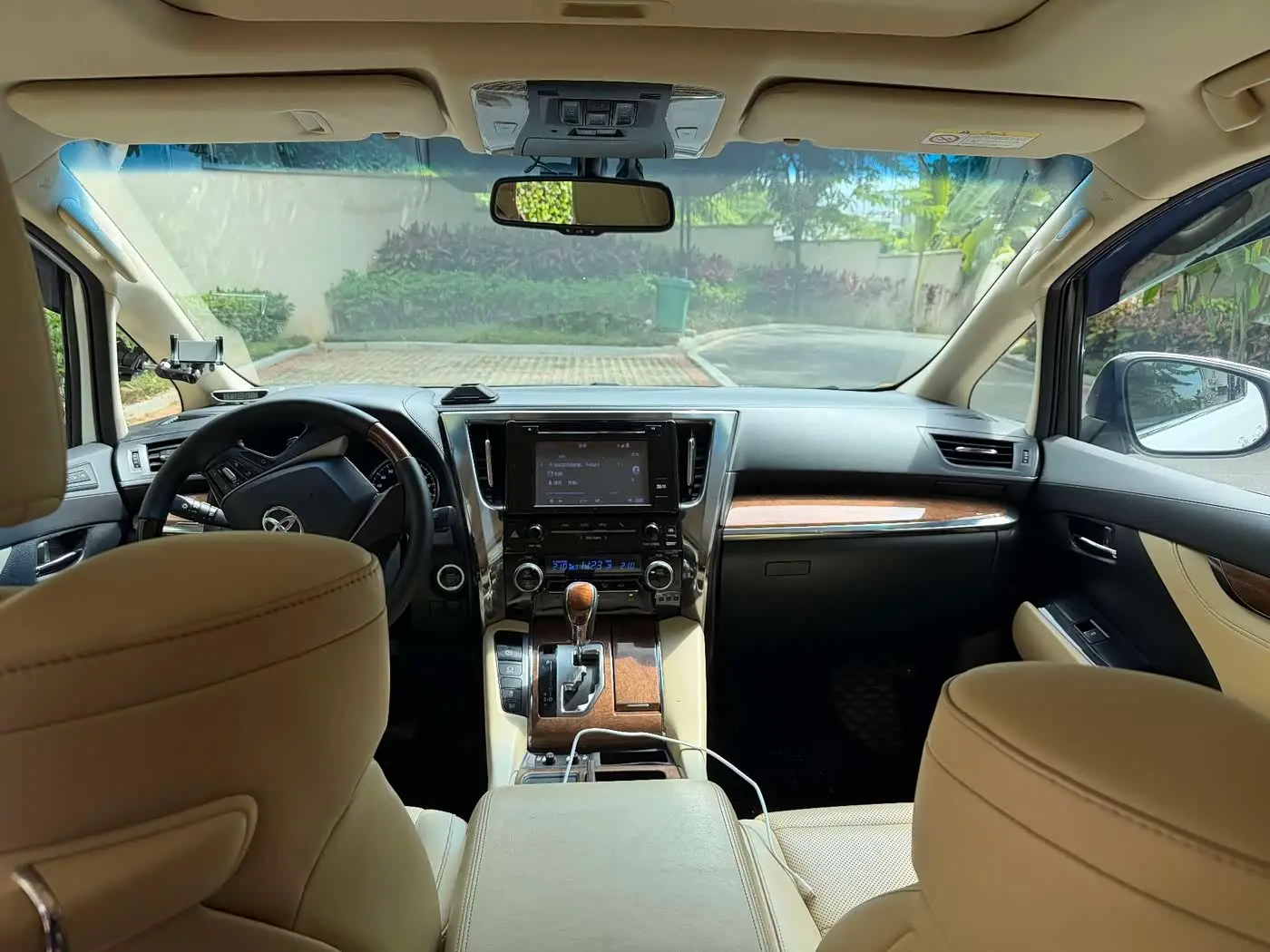 Toyota Alphard 2017 — Photo 4/9