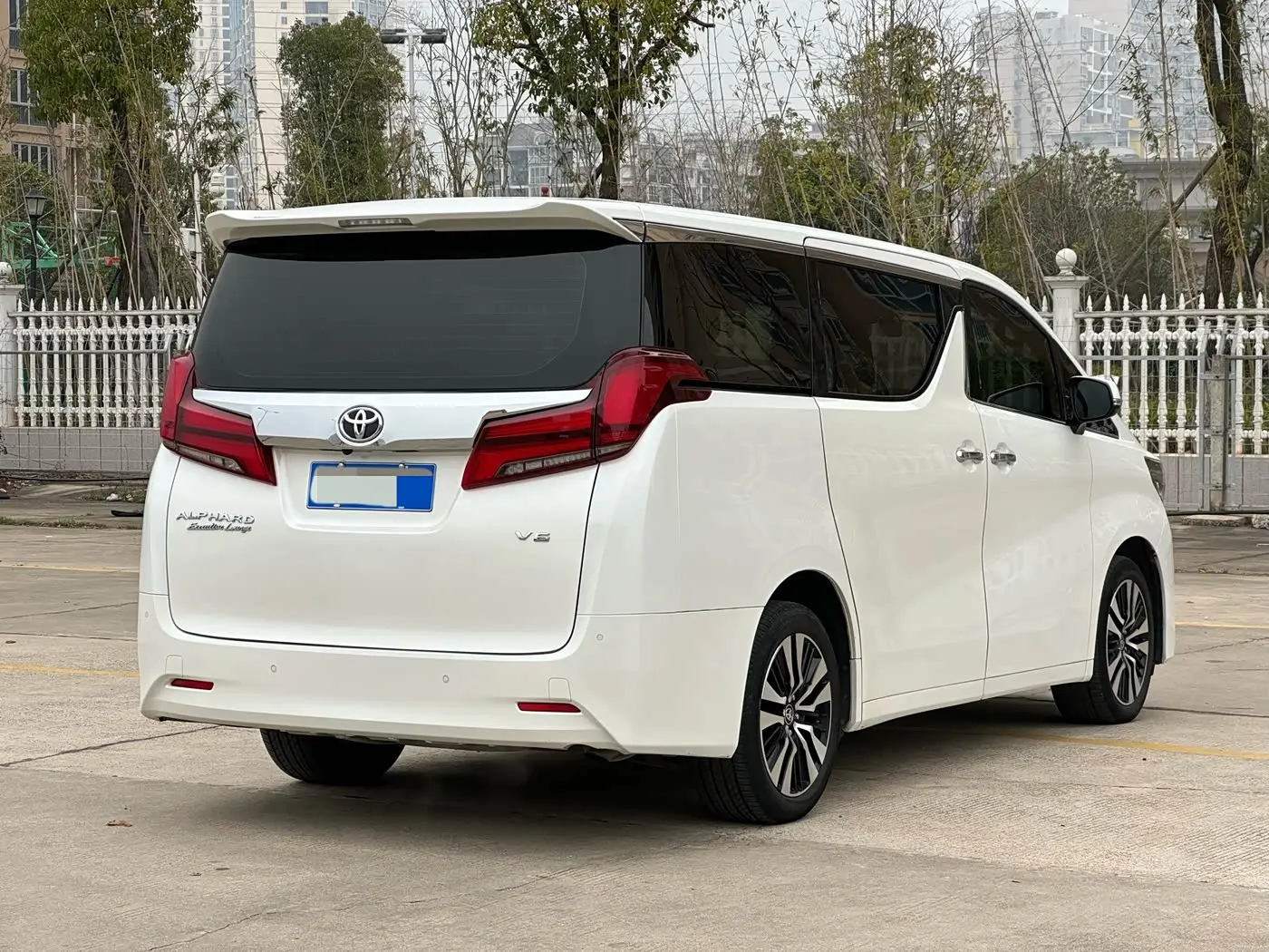 Toyota Alphard 2022 — Фото 7/9