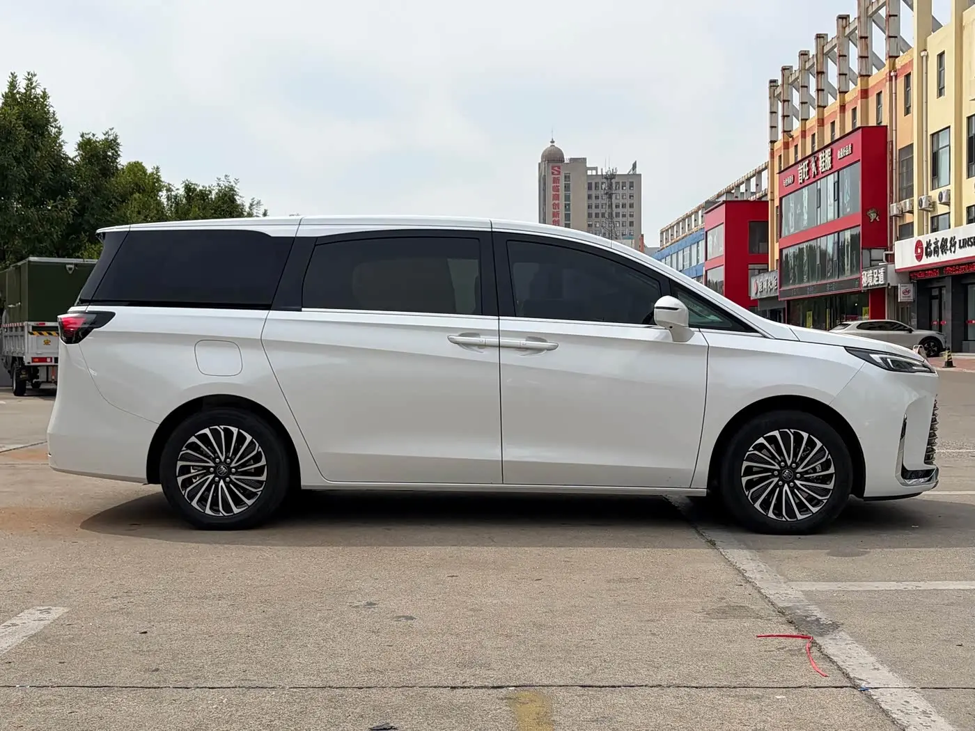Buick GL8 New Energy 2025 — Photo 15/15