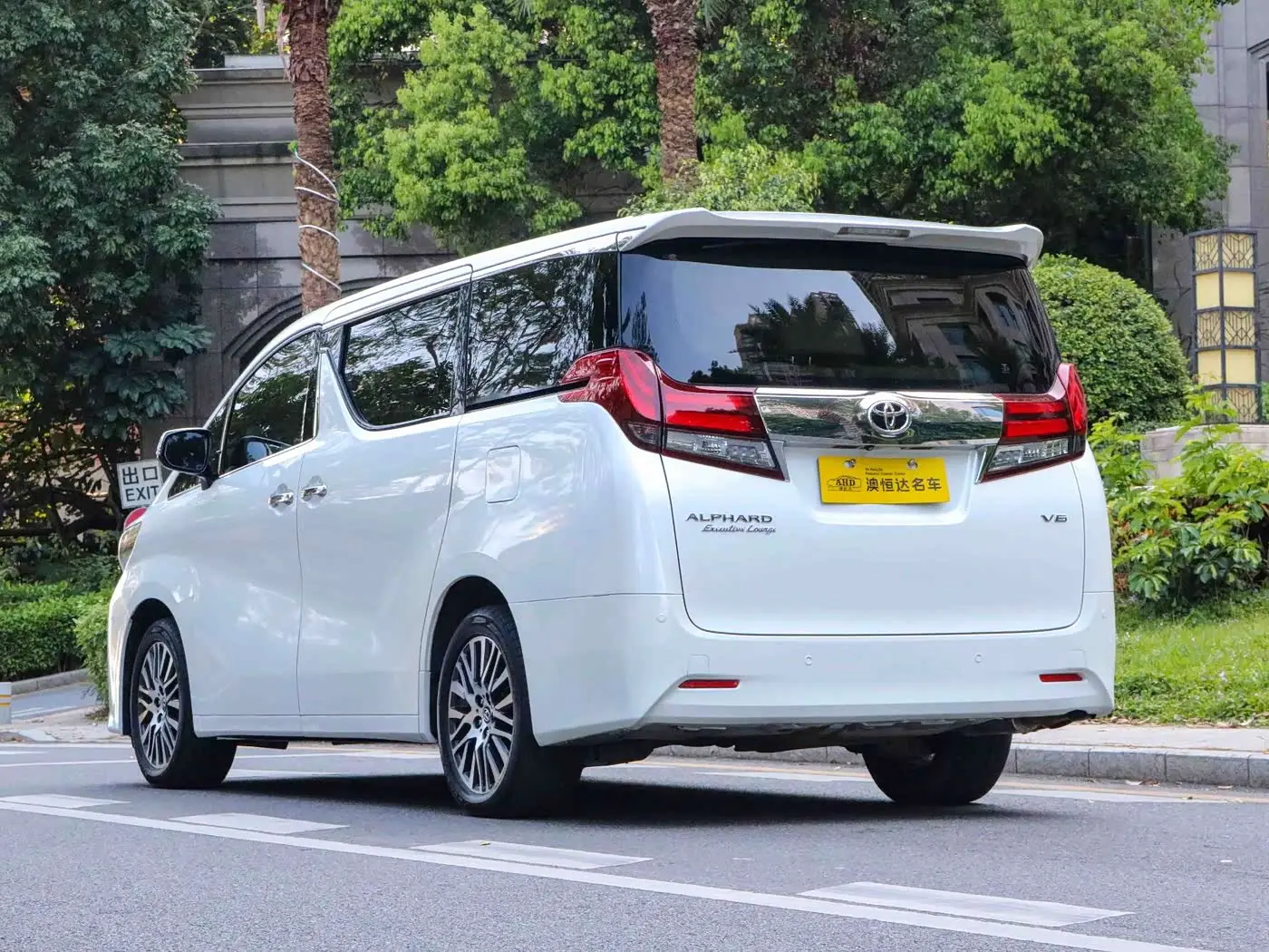 Toyota Alphard 2018 — Photo 14/16