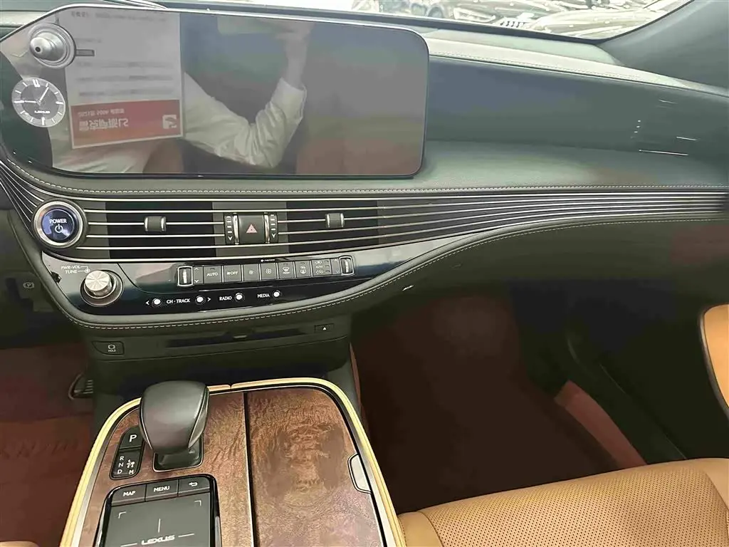 Lexus LS 2021 — Photo 9/19