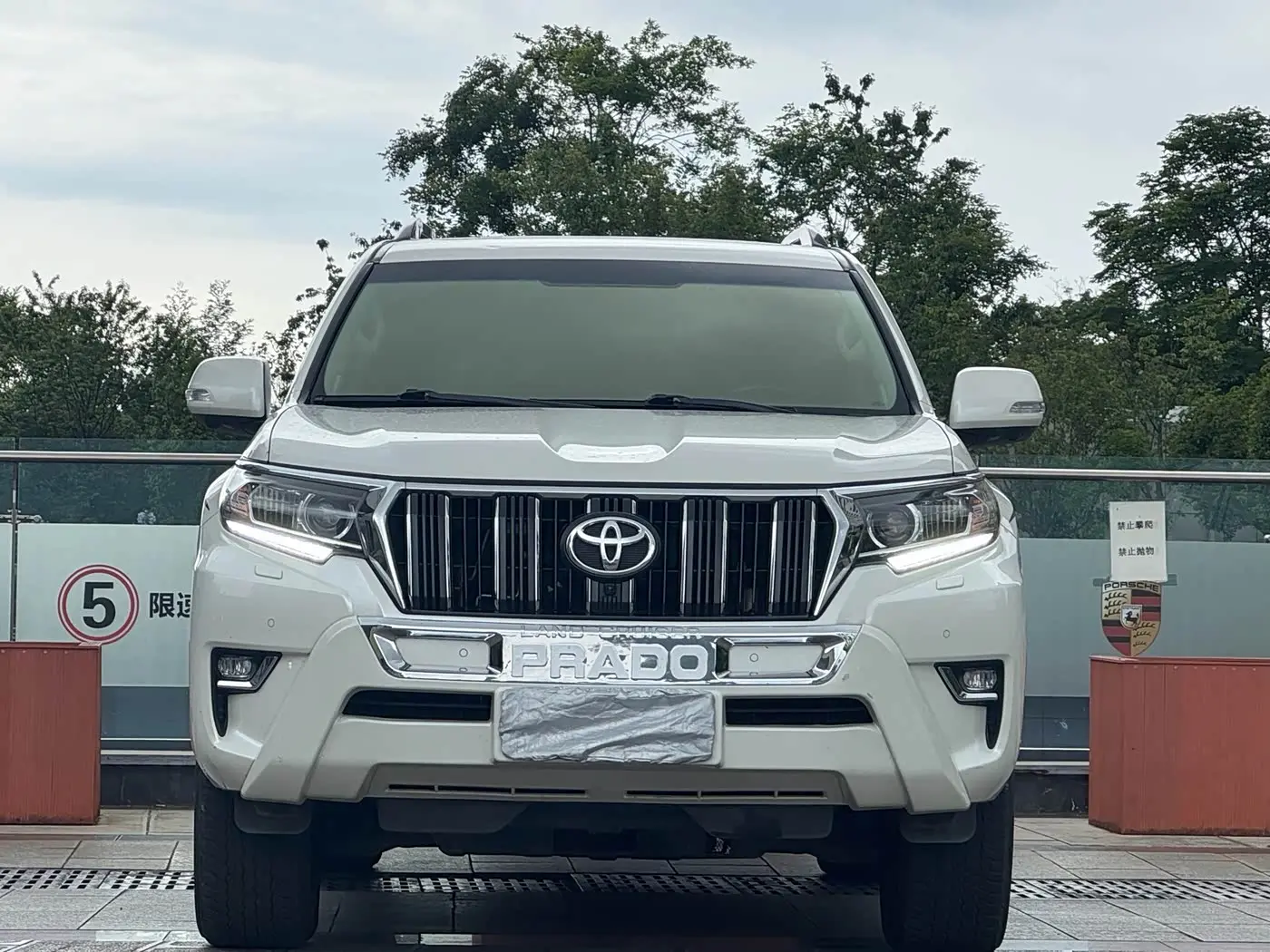 Toyota Prado 2018 — Photo 2/20