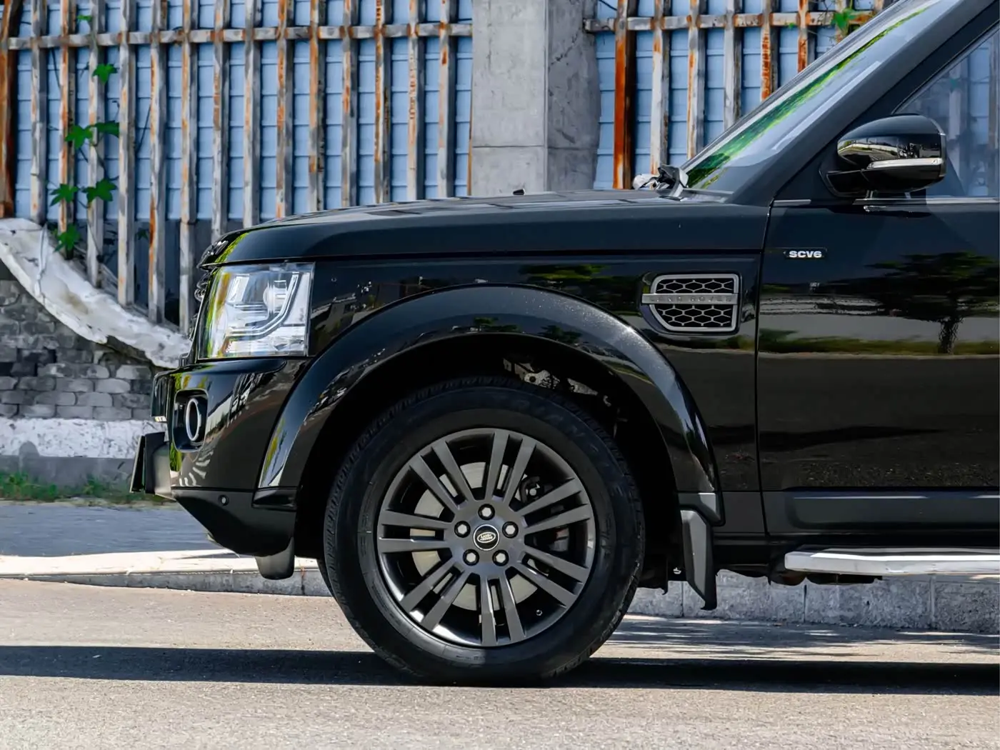 Land Rover Discovery 2016 — Photo 6/20