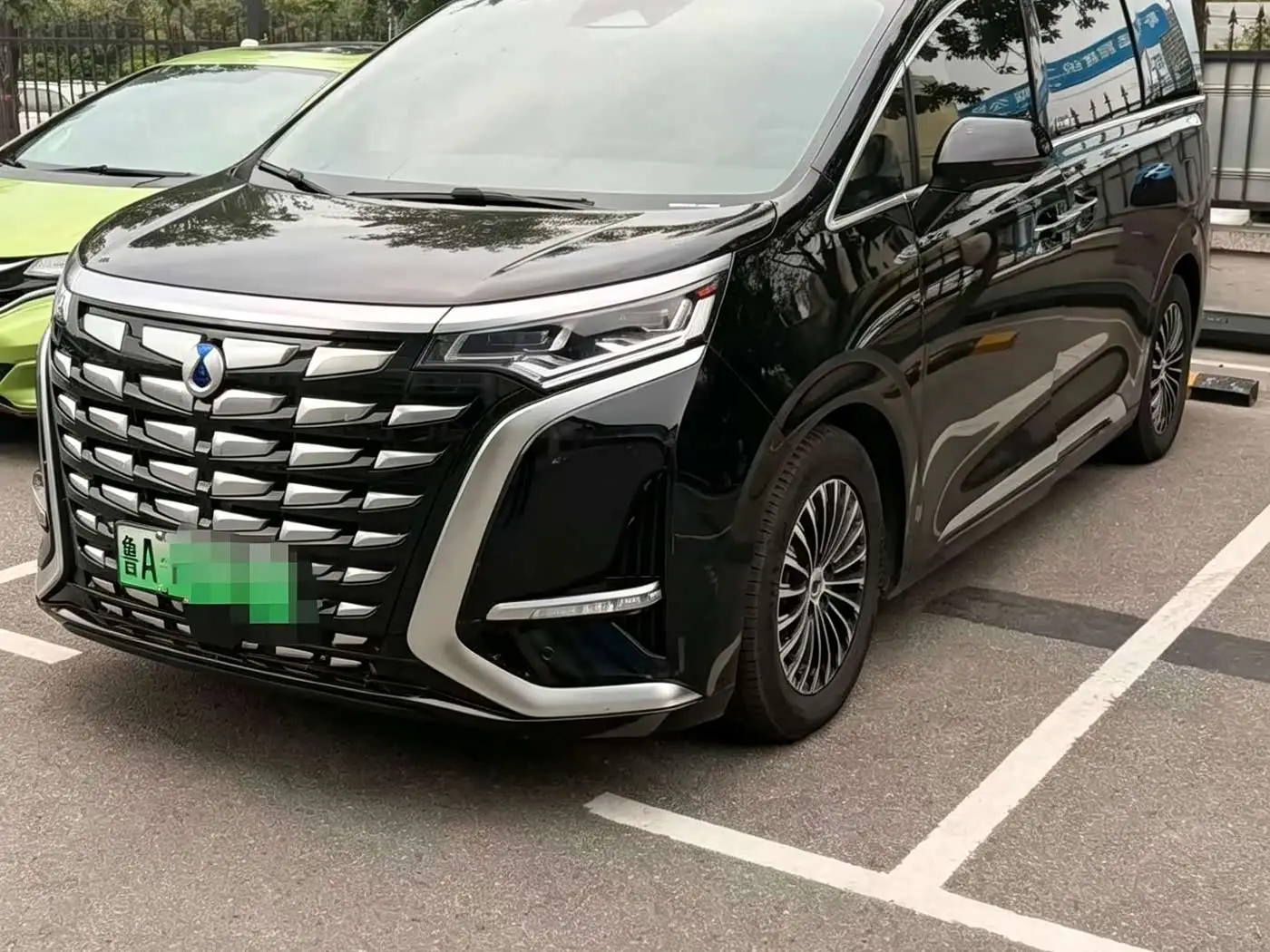 Denza D9, 2025