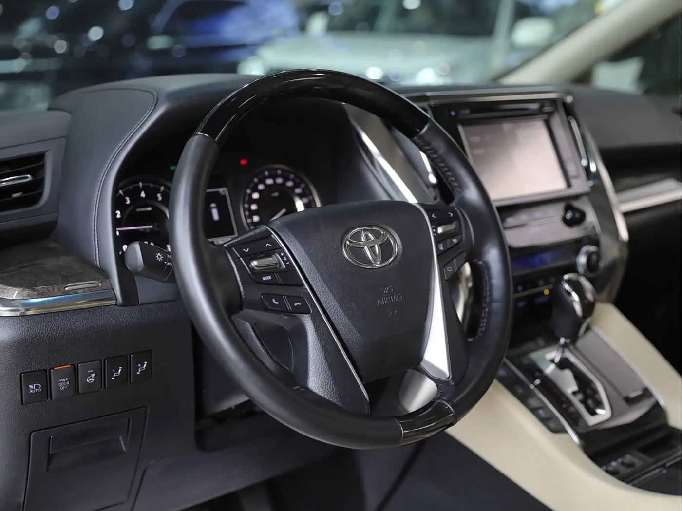 Toyota Alphard 2019 — Фото 8/17