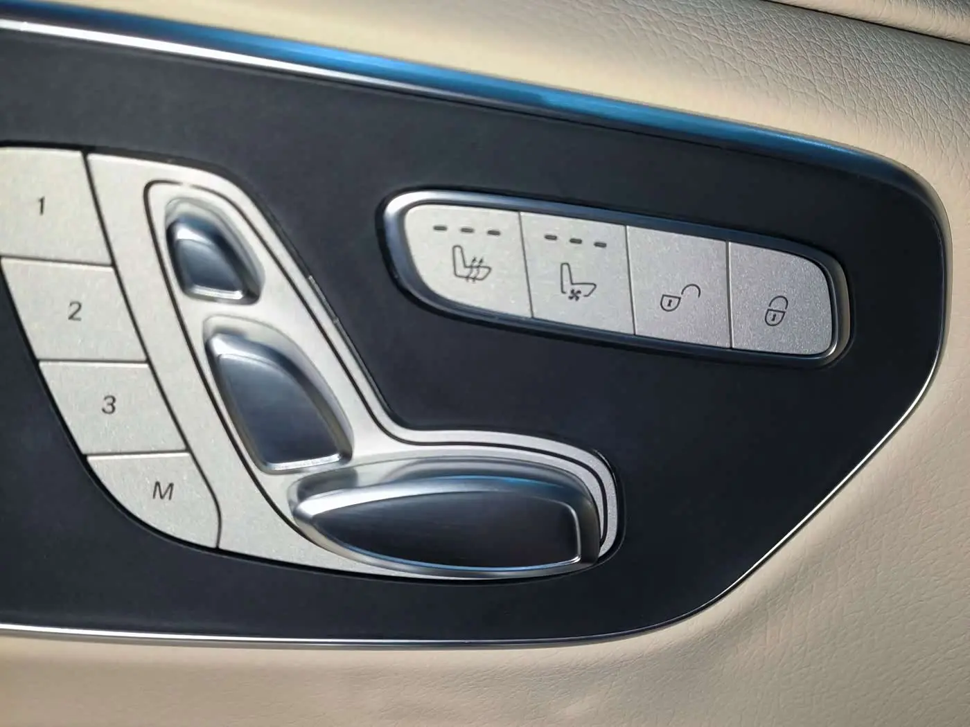 Mercedes-Benz V-Class 2023 — Photo 11/16