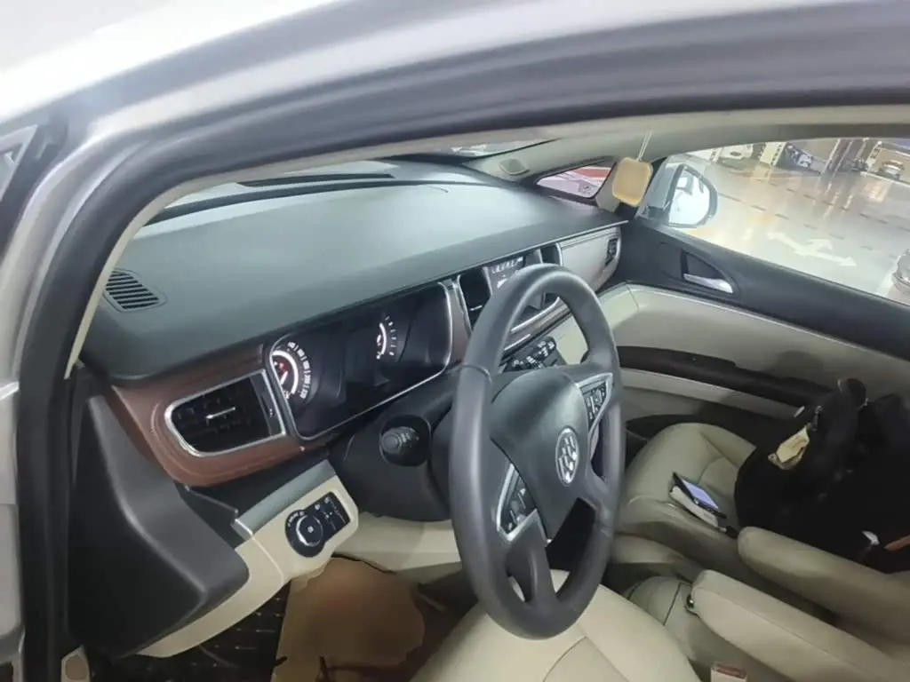 Buick GL8 2018 — Photo 10/20
