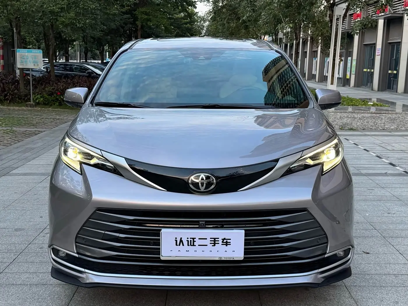 Toyota Sienna 2025 — Photo 2/14