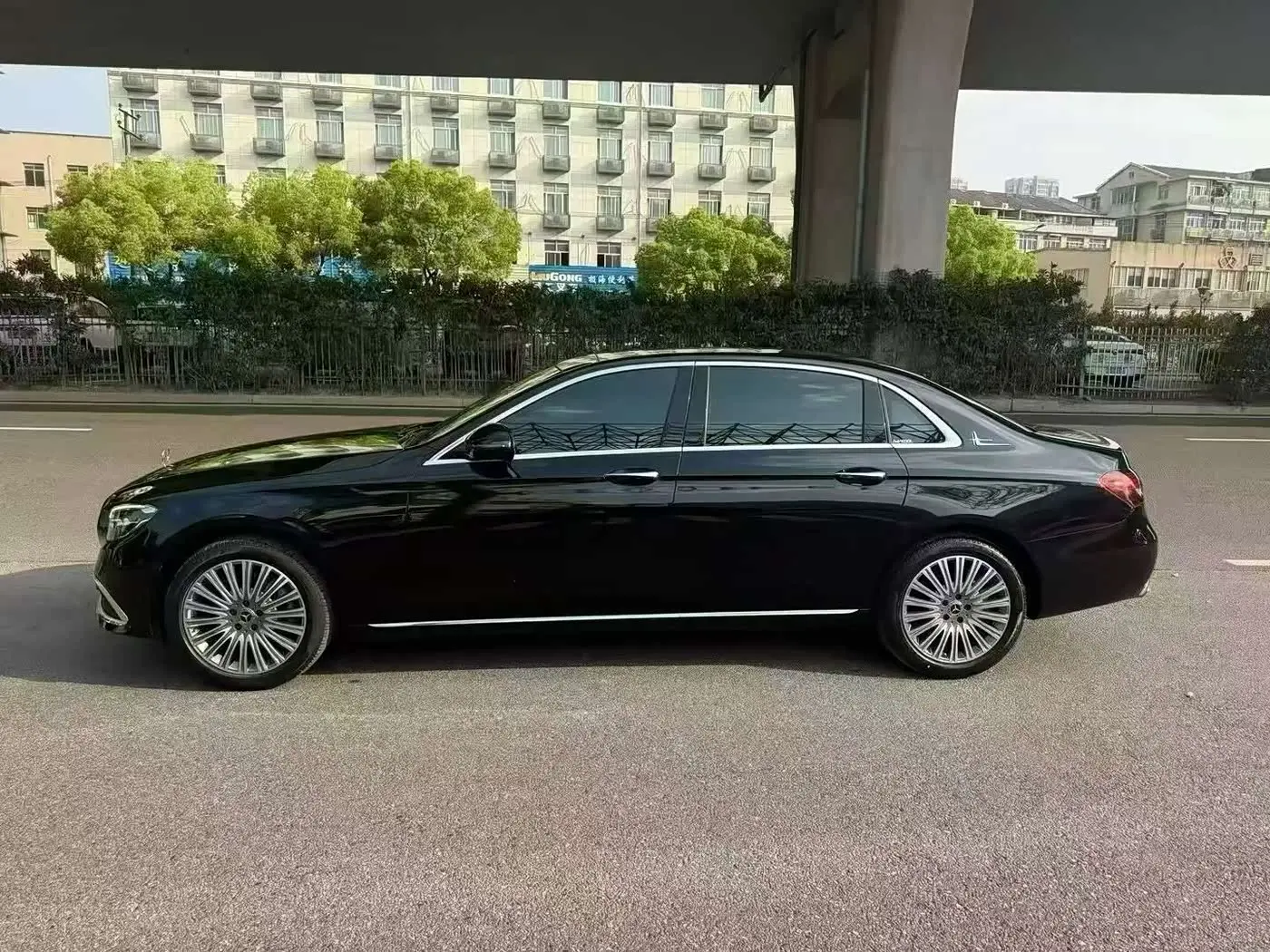Mercedes-Benz E-Class 2023 — Photo 3/9
