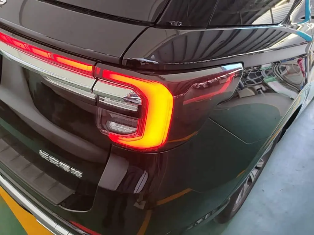 Ford Explorer 2025 — Photo 8/20