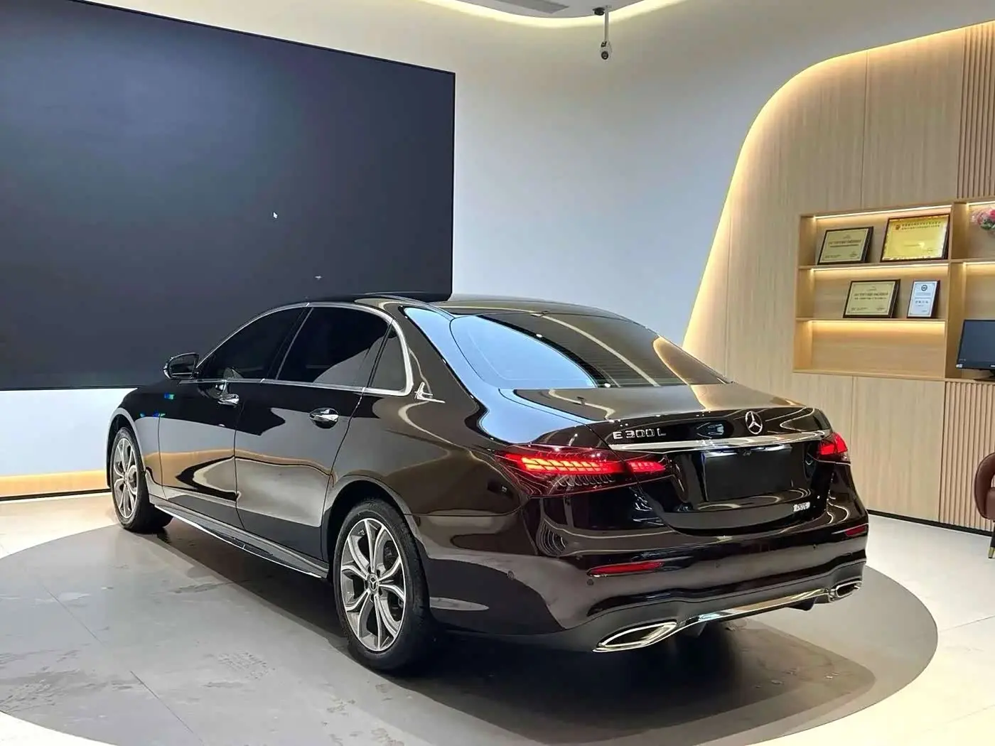 Mercedes-Benz E-Class 2023 — Photo 7/9