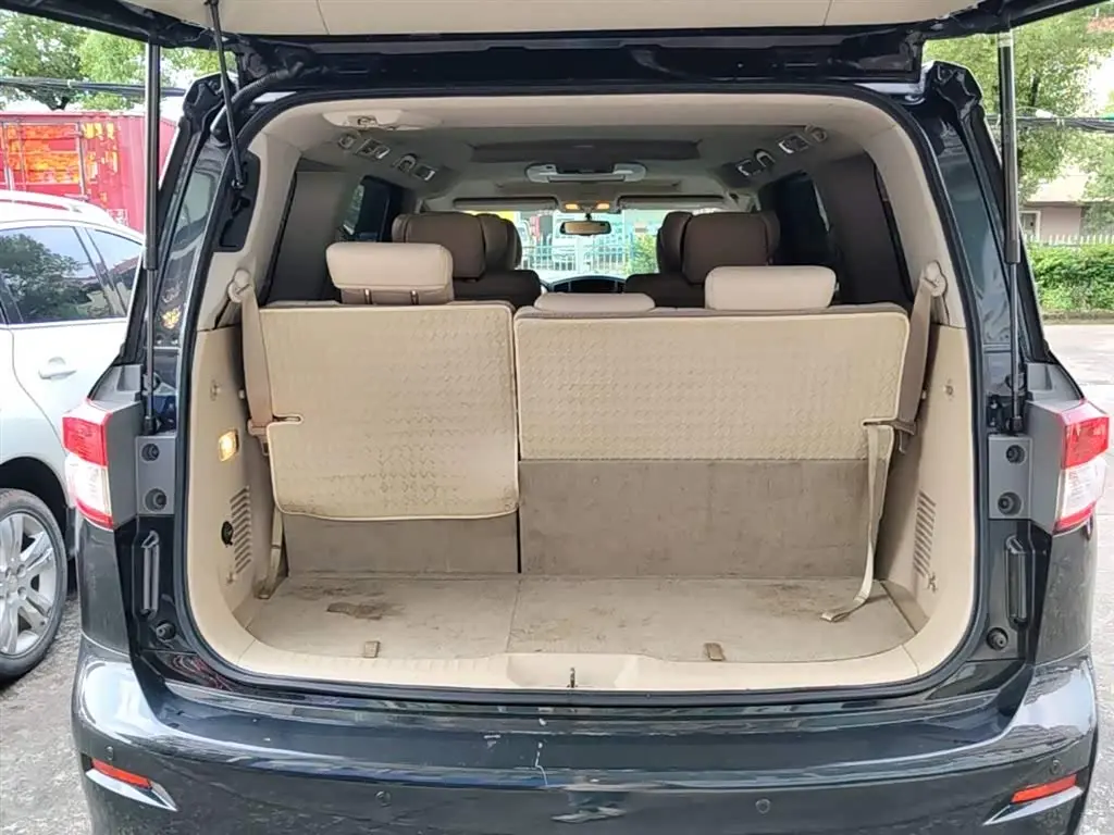 Nissan Quest 2017 — Фото 19/20