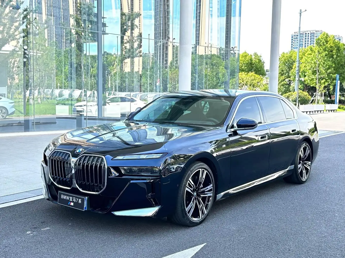 BMW 7 Series 2023 — Фото 1/19
