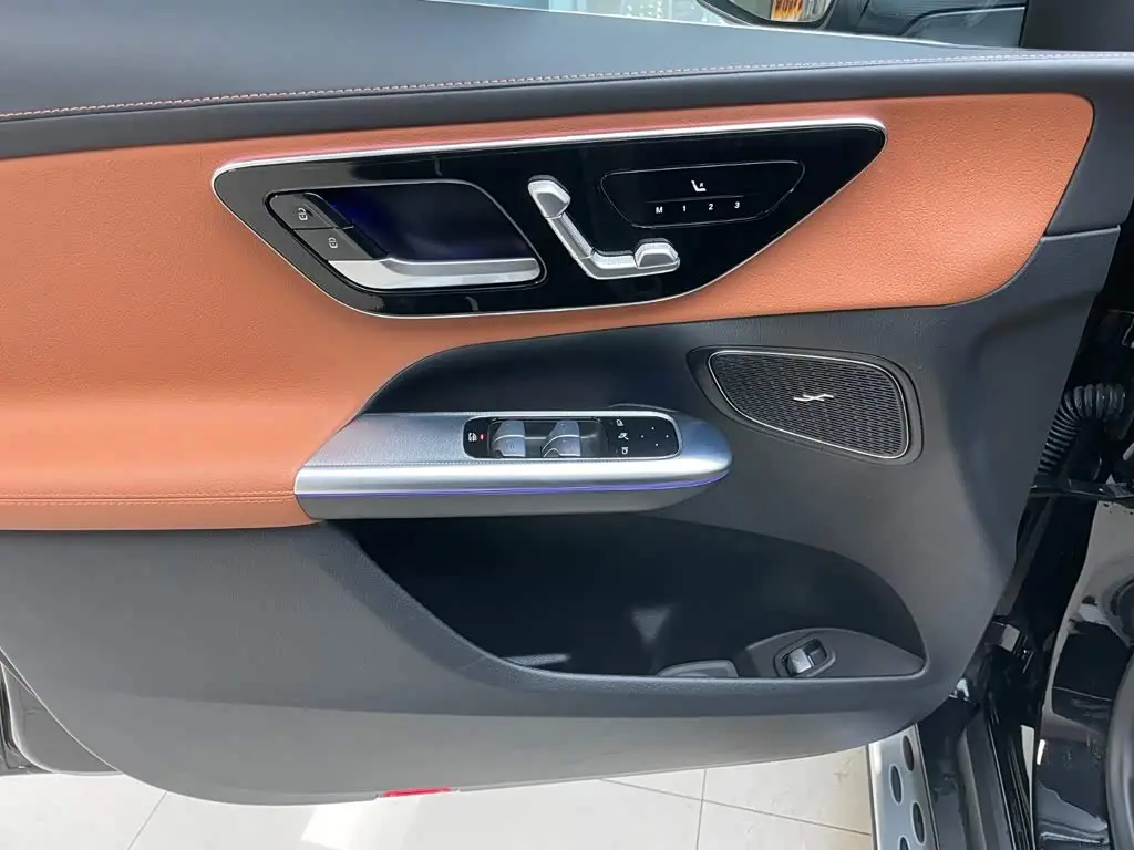 Mercedes-Benz GLC 2024 — Photo 7/20