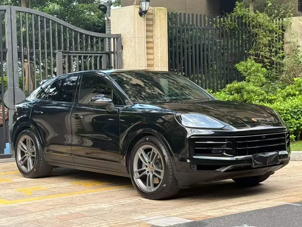Porsche Cayenne 2023 — Photo 2/20