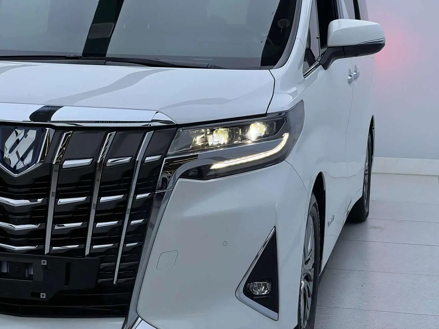 Toyota Alphard 2022 — Photo 3/9