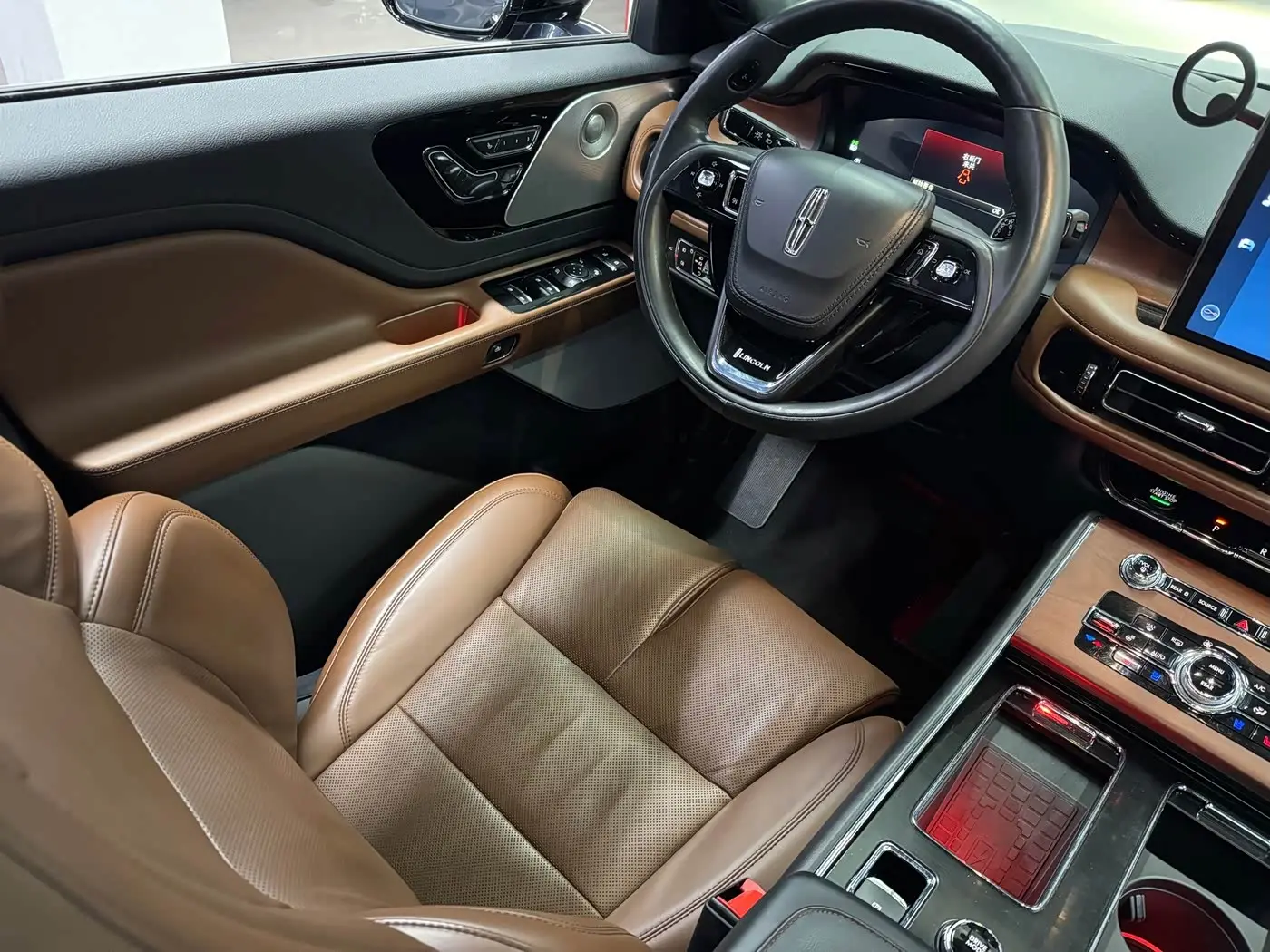 Lincoln Aviator 2021 — ფოტო 15/18