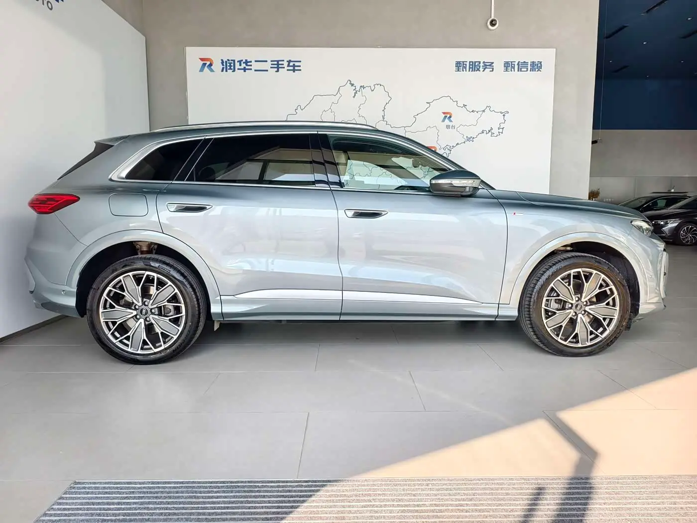 Audi Q5L 2025 — Photo 3/16
