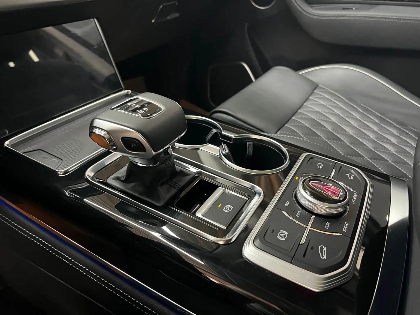 Hongqi HS7 2019 — Photo 11/18