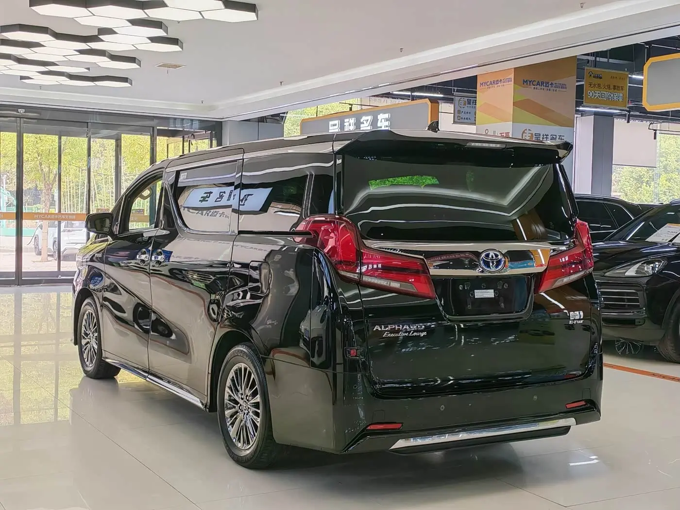 Toyota Alphard 2023 — Photo 18/20