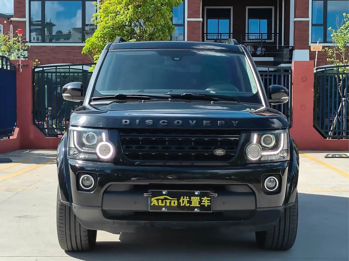 Land Rover Discovery 2015 — Photo 2/13