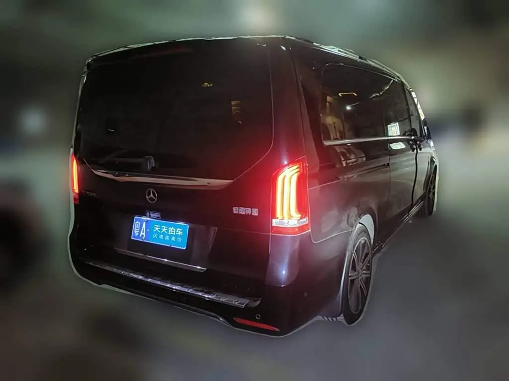 Mercedes-Benz V-Class 2024 — Photo 2/13