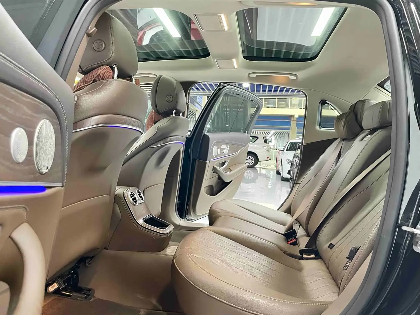 Mercedes-Benz E-Class 2023 — Photo 7/20