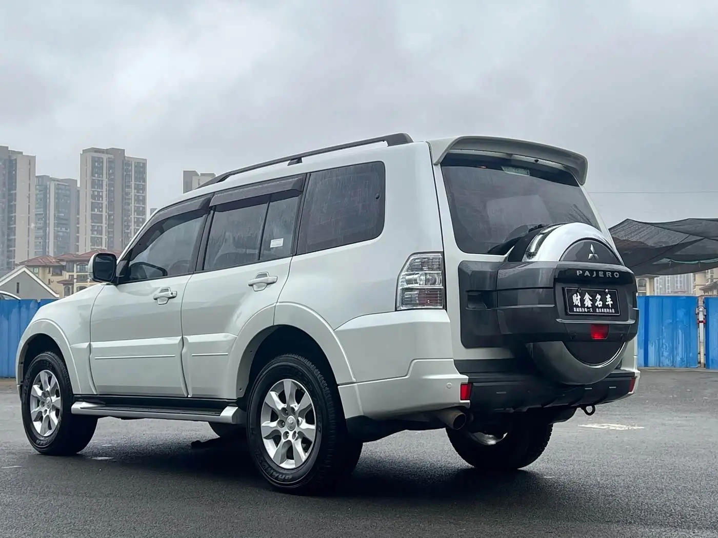 Mitsubishi Pajero 2018 — Photo 14/17