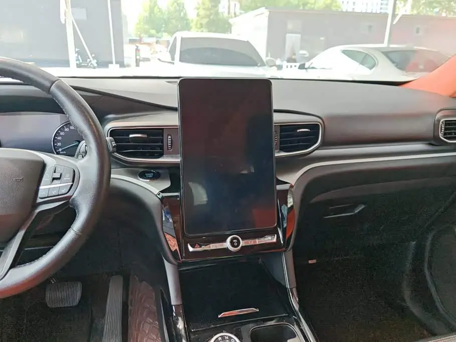 Ford Explorer 2021 — Photo 13/16