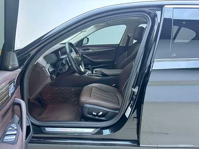 BMW 5 Series 2023 — ფოტო 14/16