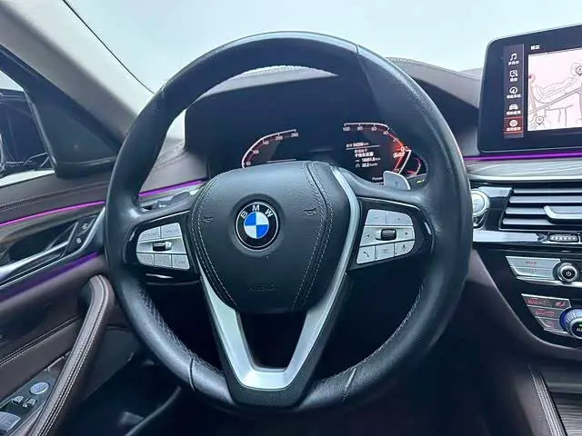 BMW 5 Series 2023 — ფოტო 15/16