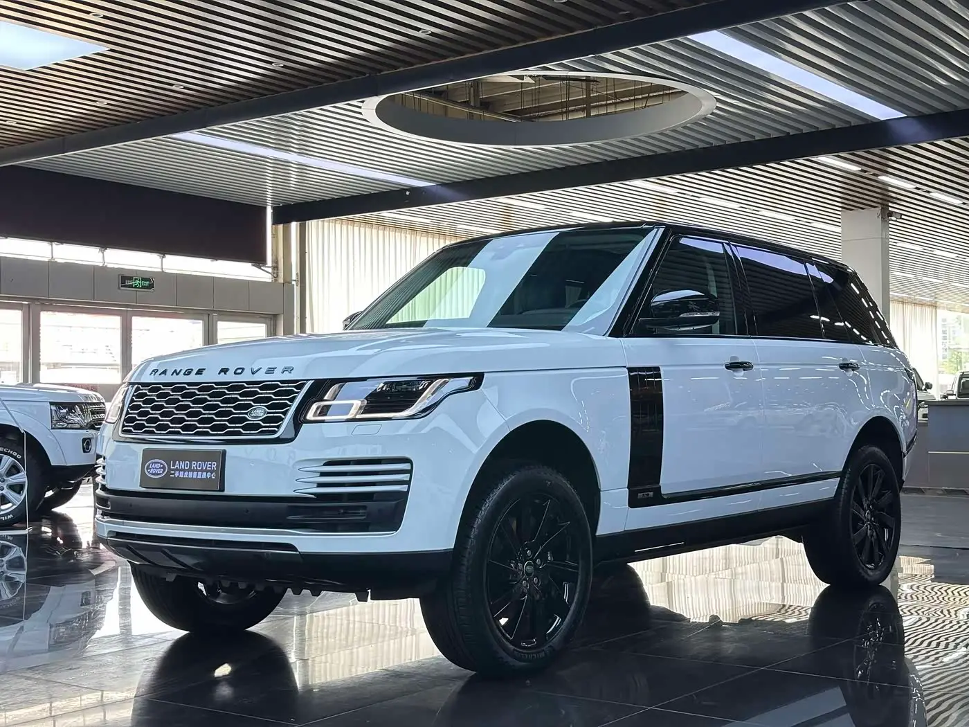 Land Rover Range Rover 2018 — Фото 1/18