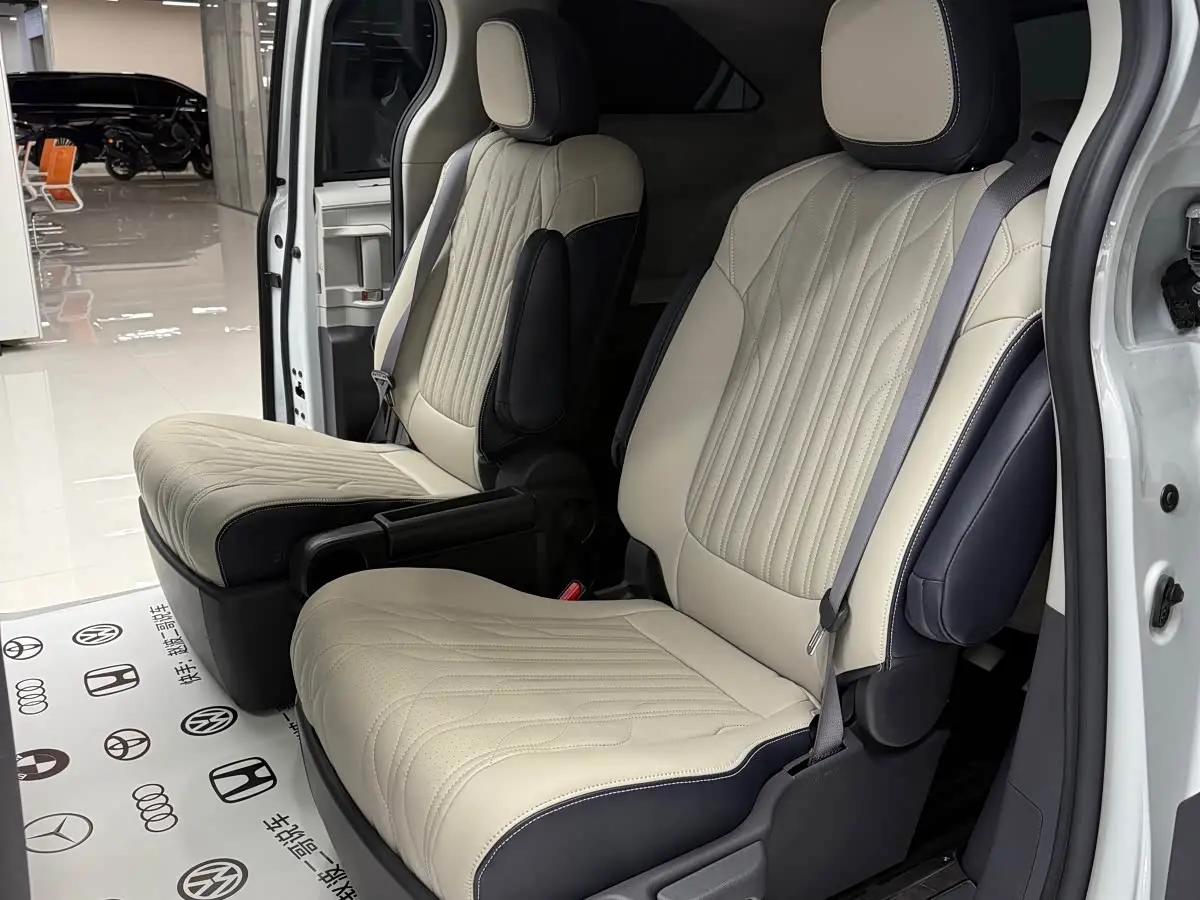 Toyota Sienna 2023 — Photo 13/15