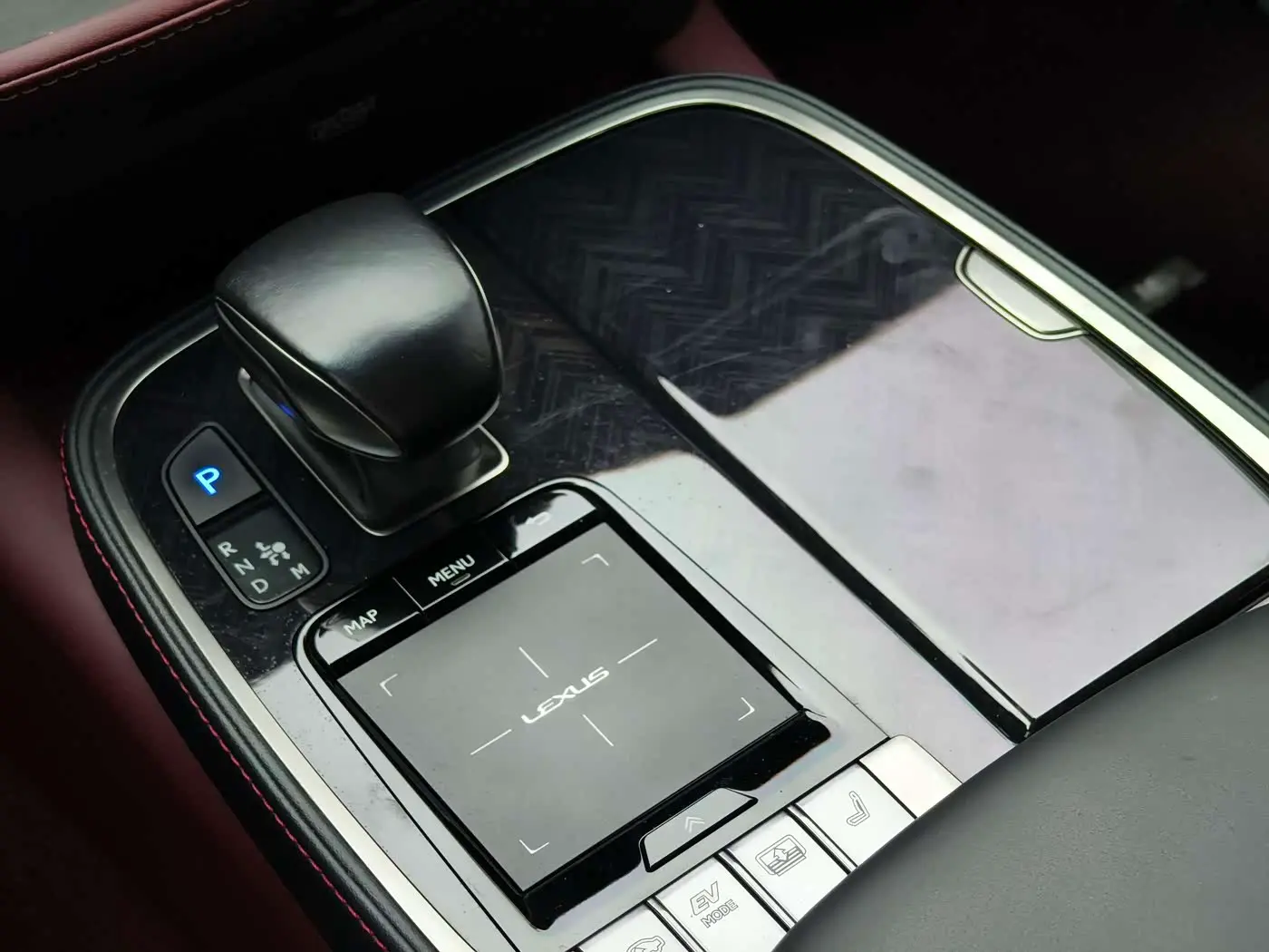Lexus LS 2018 — Photo 16/17