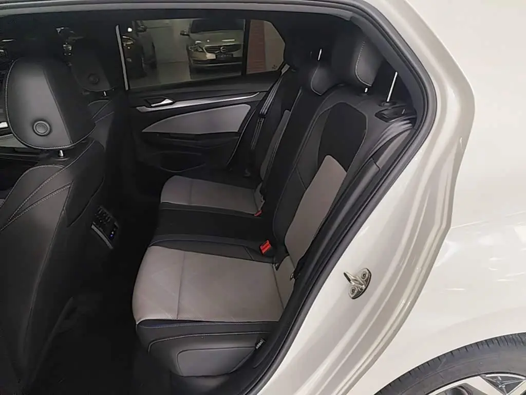Volkswagen Golf 2024 — Photo 17/20