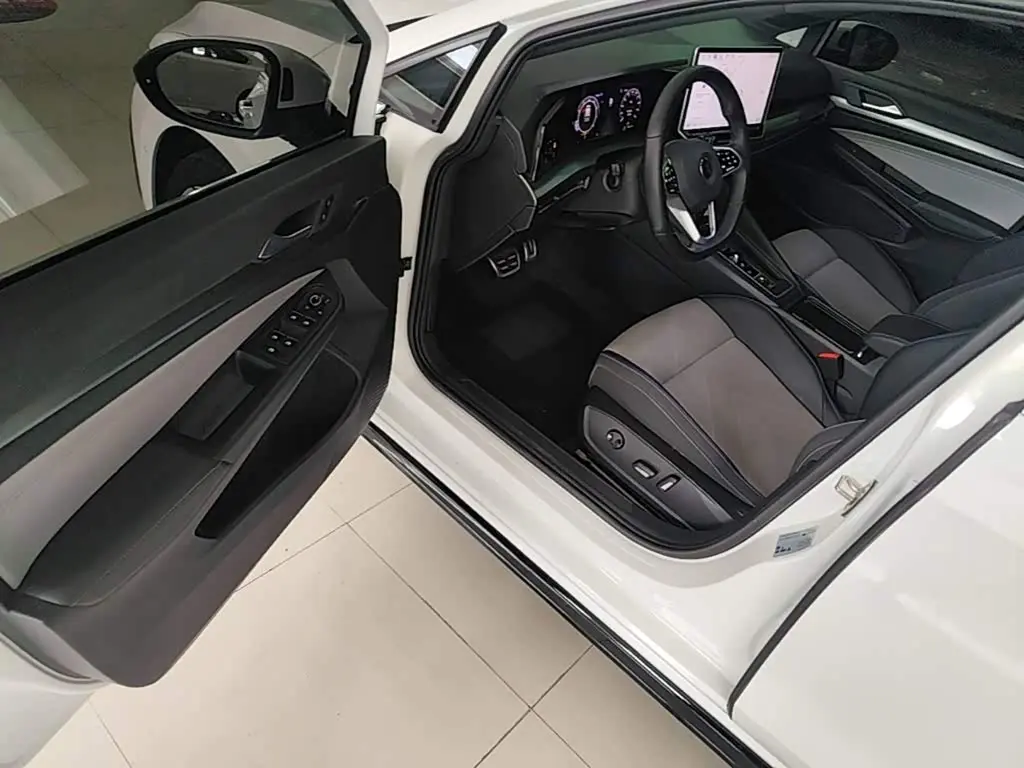 Volkswagen Golf 2024 — Photo 16/20
