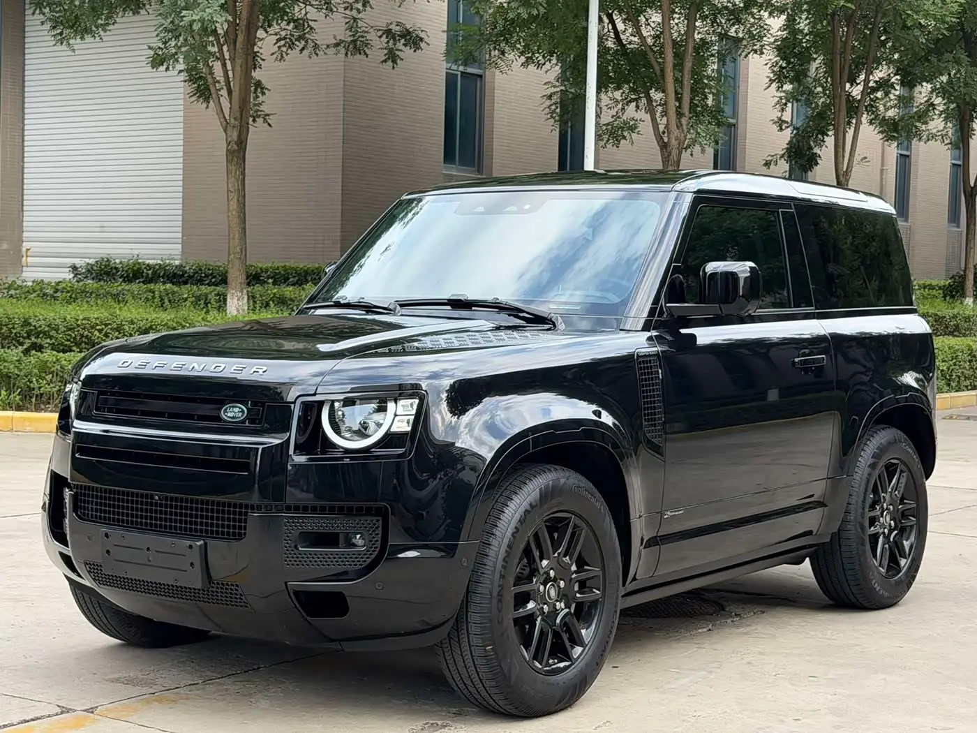 Land Rover Defender 2021 — Фото 2/20
