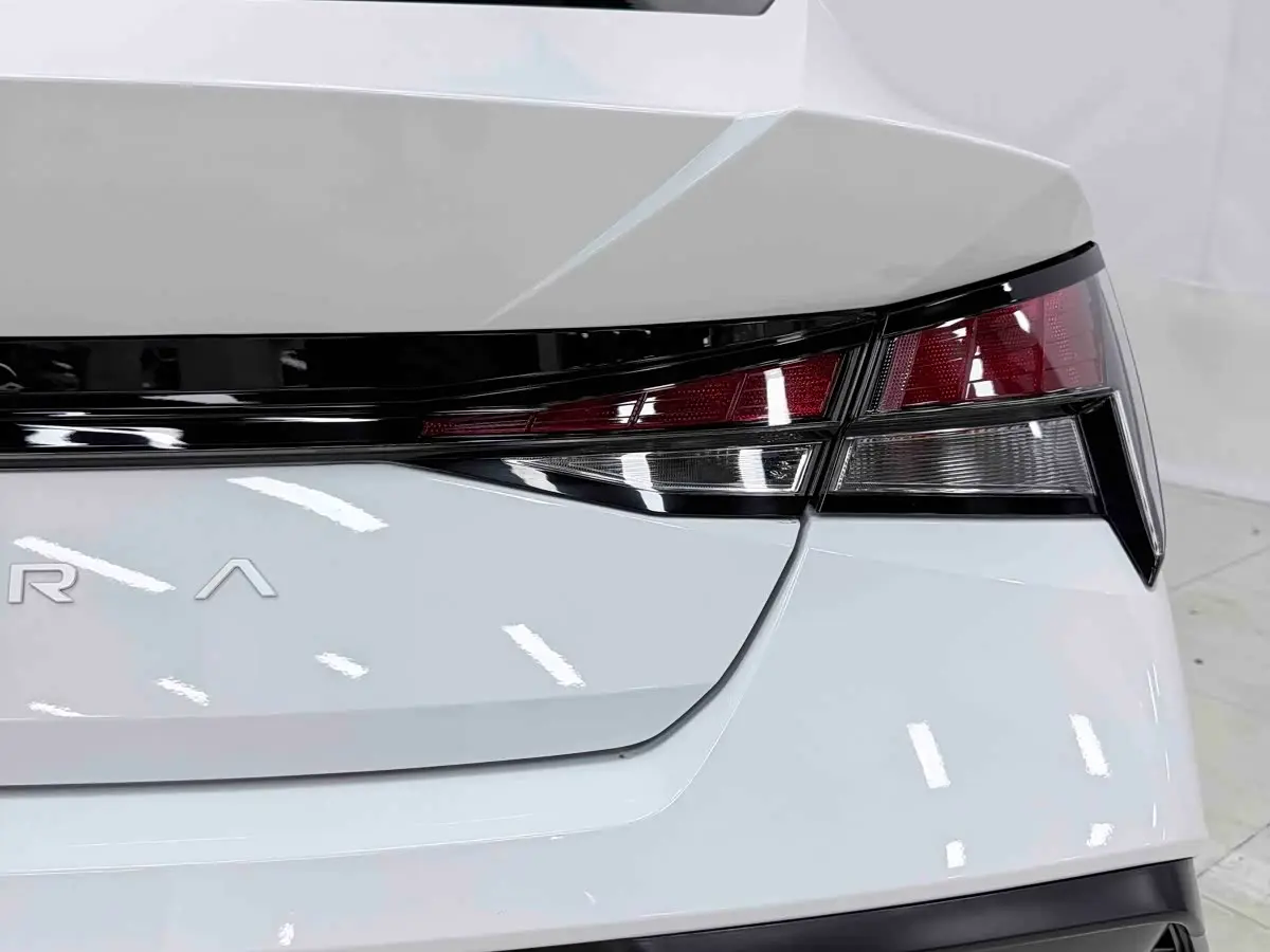 Hyundai Elantra 2023 — Фото 9/20