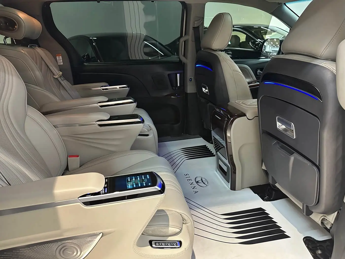 Toyota Sienna 2017 — Photo 12/17
